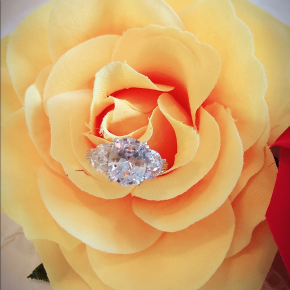 🔥SALE🔥 White Sapphire & Silver Engagement Ring - Picture 2 of 8